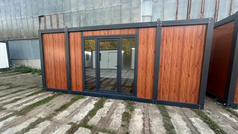Obytný kontejner PMP-Y o rozměru 3 x 6 m s franc. dveřmi