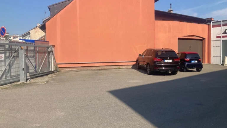 Pronajmu parkovací plochu v uzavřeném areálu v centru města