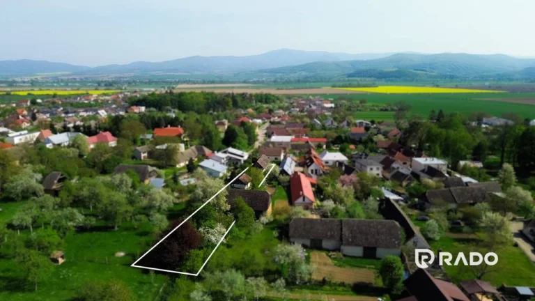 RADO | Slnečný pozemok 1311m2 s vidieckym domom, Adamovské K