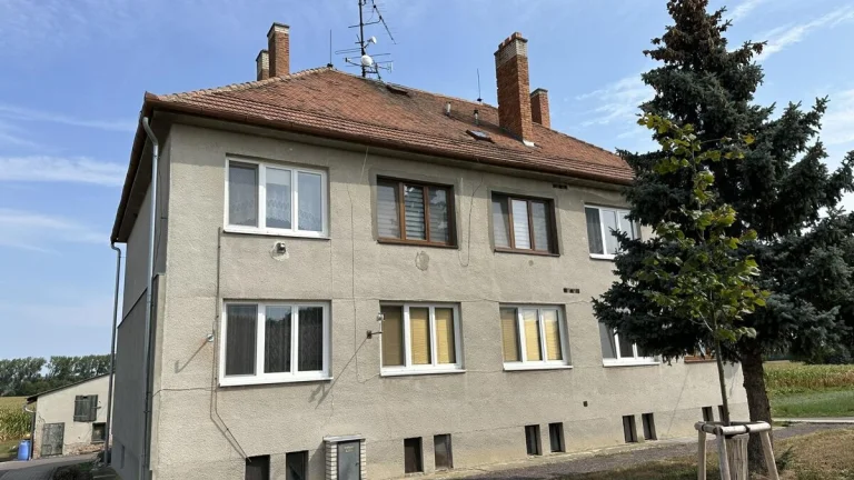Prodej cihlového bytu 2+1, 66m2, garáž, 2 sklepy, hospodářsk