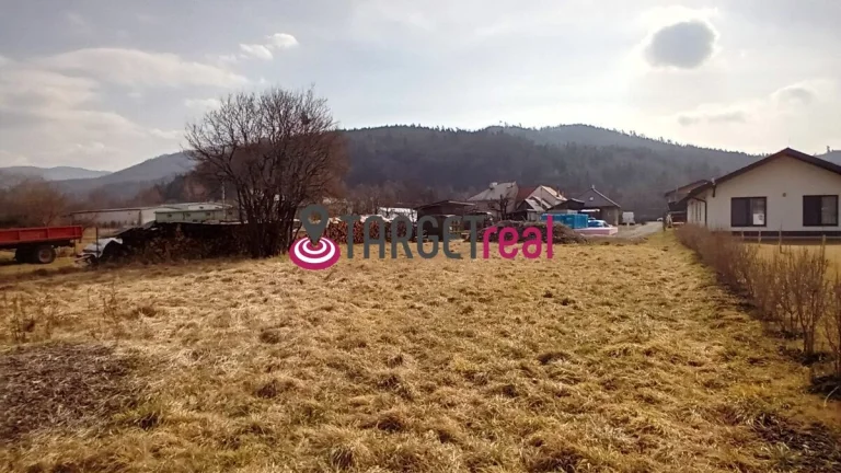 PREDAJ : slnečný pozemok s IS určený pre výstavbu RD v obci