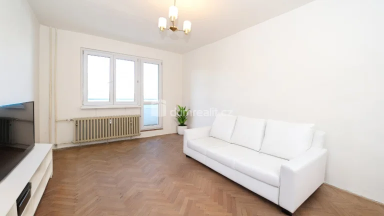 Prostorný byt připravený k rekonstrukci, 52 m2 + 3,25 m2 lod