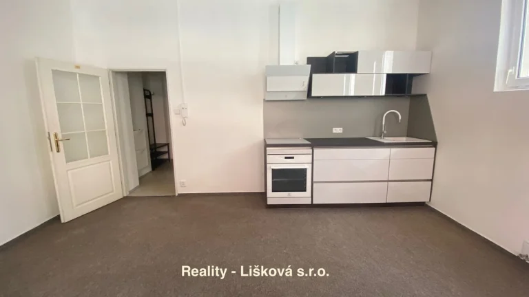 Pronájem bytové jednotky 1kk na Husově náměstí v Děčíně
