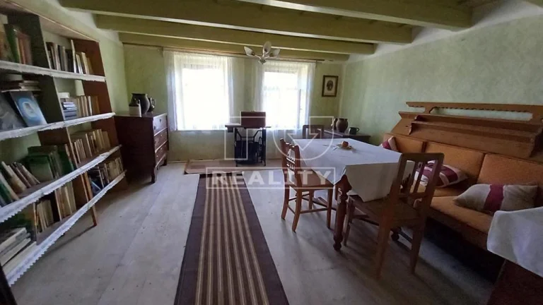 Rodinný dom v peknom prostredí s veľkým pozemkom.