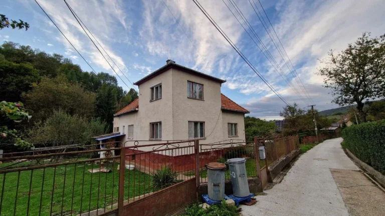 Na predaj rodinný dom so záhradou v obci Ráztočno
