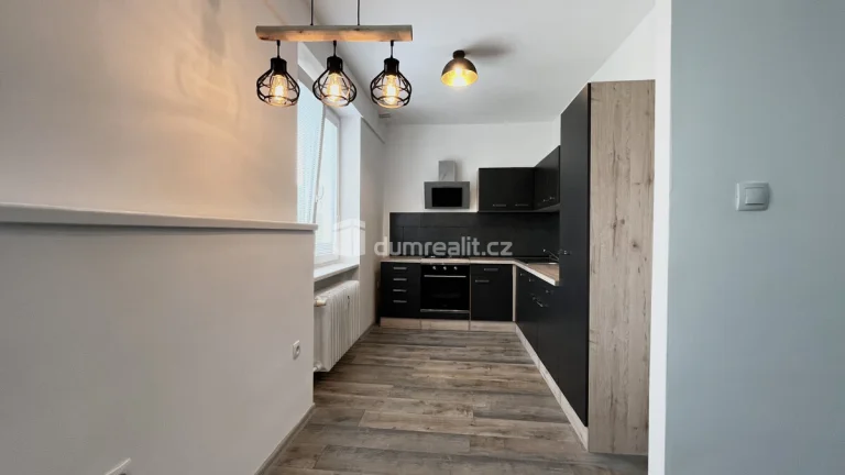 Pronájem slunného bytu 2+kk po rekonstrukci s balkónem - vel