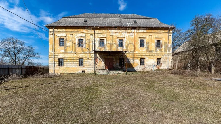 NA PREDAJ-Historický barokový kaštieľ v obci Tulčík