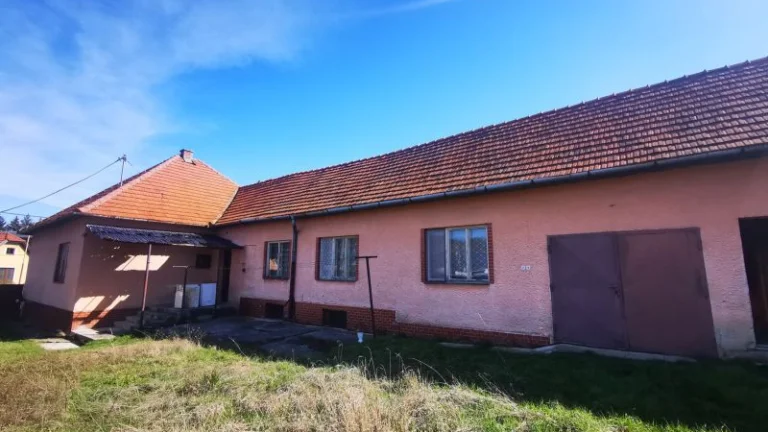 41499-Priestranný rodinný dom Veľké Uherce s pozemkom