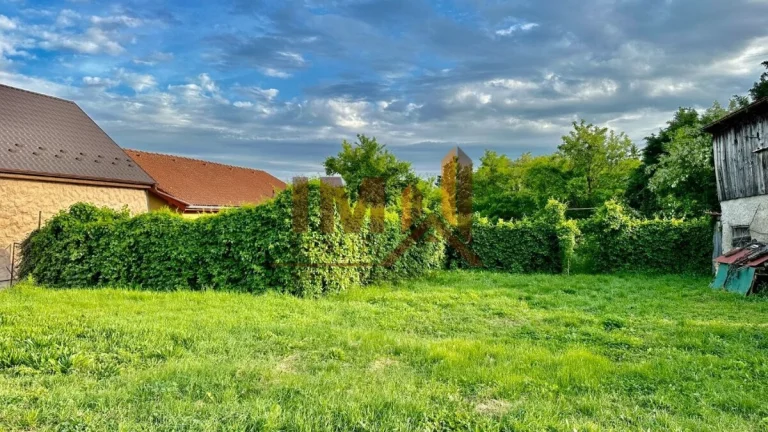 NA PREDAJ VEĽKÝ STAVEBNÝ POZEMOK O ROZLOHE 1880m2 V ŠURANOCH