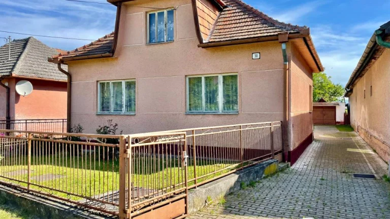 RADO | Rodinný dom s veľkým pozemkom a garážou, Dvorec