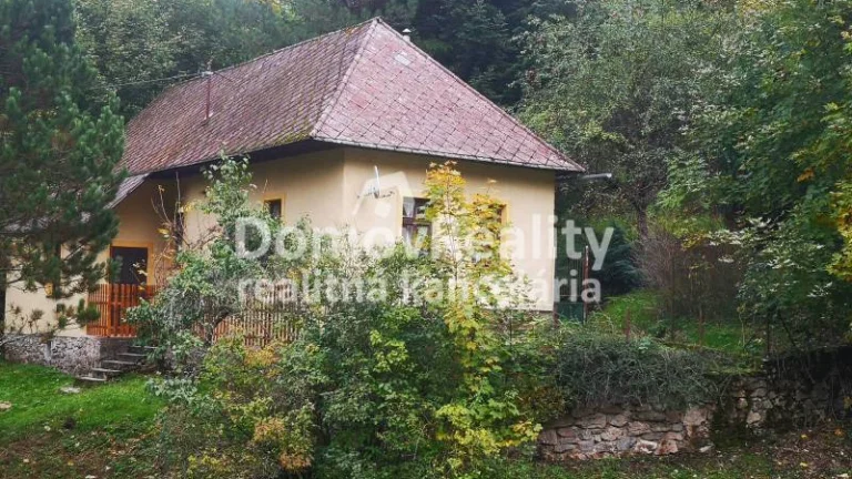 Štýlová romantická CHALUPA s hospod. budovou v krásnom prost