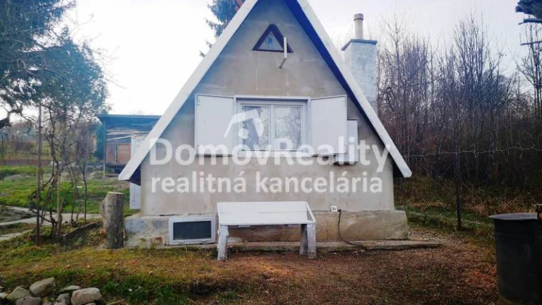 Pekná rekreačná chatka s veľkým pozemkom 655 m2 v Handlovej