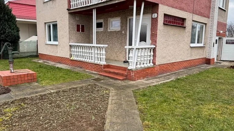 Dvojpodlažný rodinný dom s veľkou záhradou a 2 x garážou