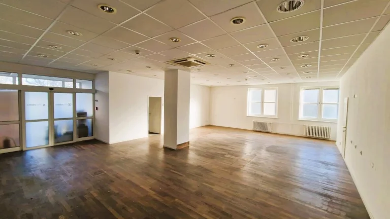 PRENÁJOM - Kancelársky/obchodný priestor v centre Komárna, F