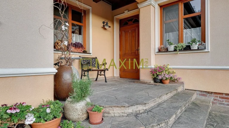 Vidiecka usadlosť s dvoma apartmánmi a tenisovým kurtom