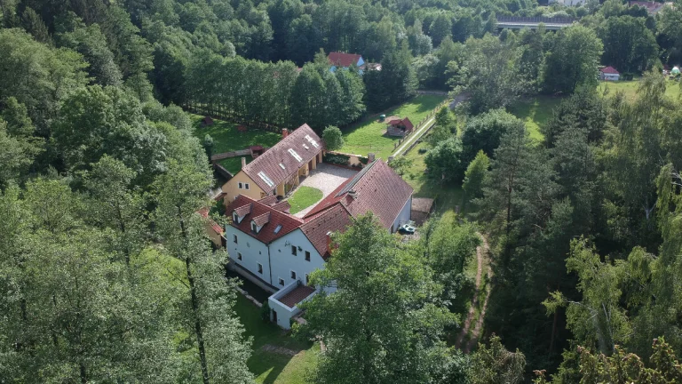 Rozsáhlý areál s vodní elektrárnou, 5 pronajímaných bytů...