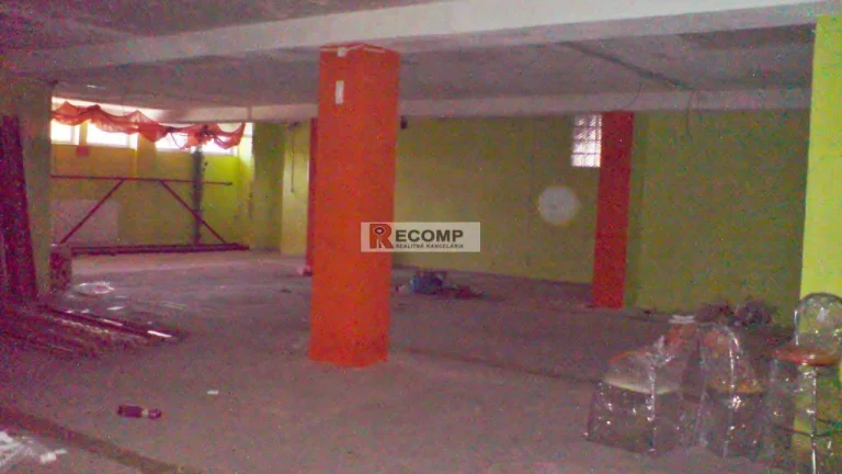 Predajňa/sklad 258 m2 s parkoviskom na prenájom