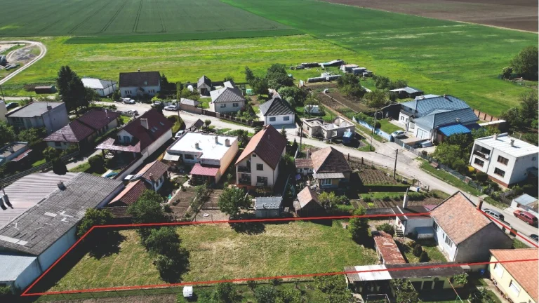 AZ. Starší rodinný dom s veľkorysým pozemkom