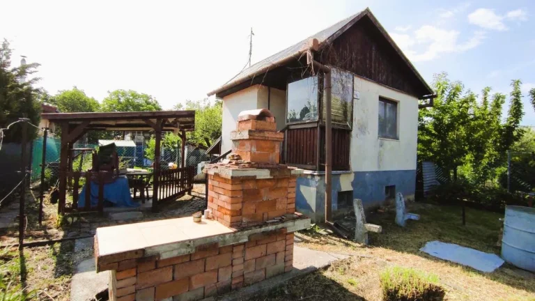 EXKLUZÍVNY PREDAJ - záhrada s murovanou chatou v Komárne