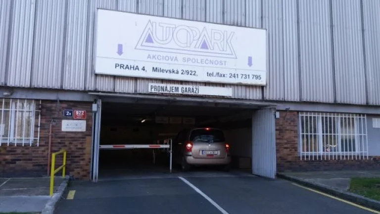 Pronájem uzamykatelného garážového stání - Praha 4 - Pankrác