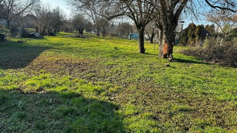 Na predaj pozemok s rodinným domom,Nitra