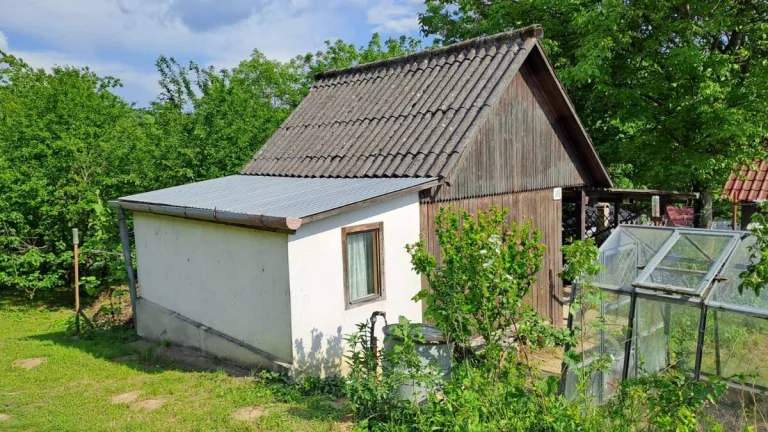 ZÁHRADA S CHATKOU A PIVNICOU pri Piešťanoch