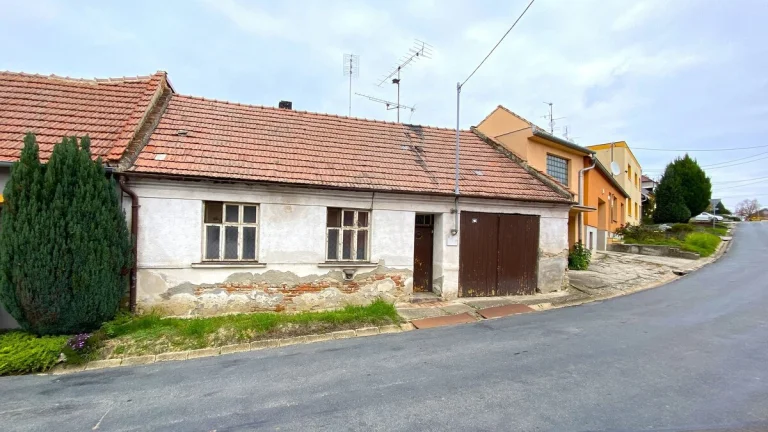 Kostelec u Kyjova, RD 2+1, pozemek 199m2, sítě - rodinný dům