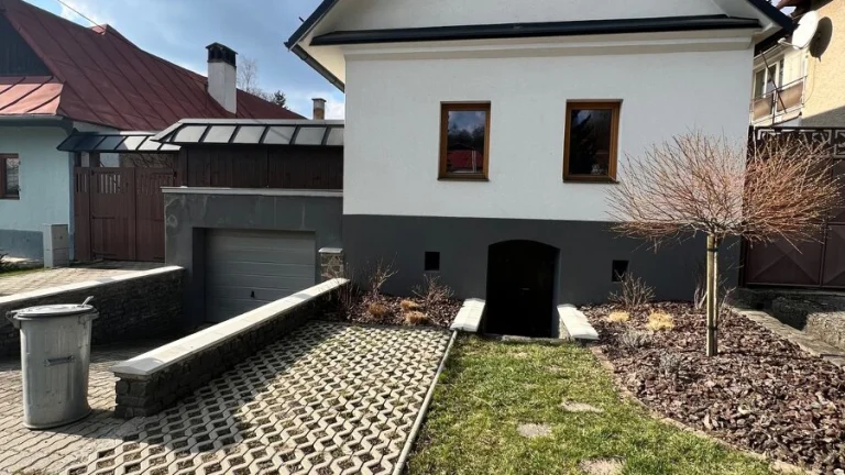 Rodinný dom s veľkým pozemkom a prémiovými materiálmi -Video