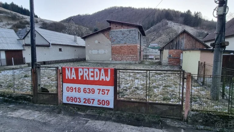 POZEMOK s ROZOSTAVANÝM RD V OBCI PODHRADIE okr.MARTIN