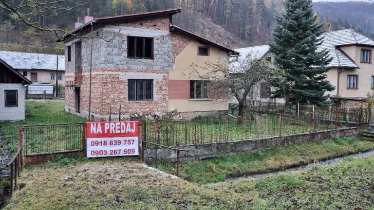 NA PREDAJ ROZOSTAVANÝ RD V OBCI PODHRADIE okres MARTIN