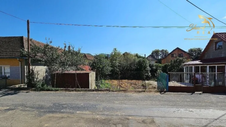 Prístupný pozemok vhodný na stavbu menšieho rodinného domu