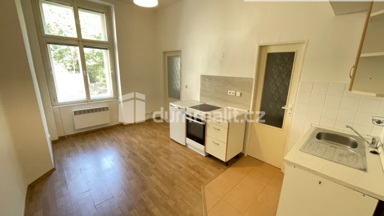 Pronájem bytu 2+kk 35m2 P5 Smíchov zařízený cihla
