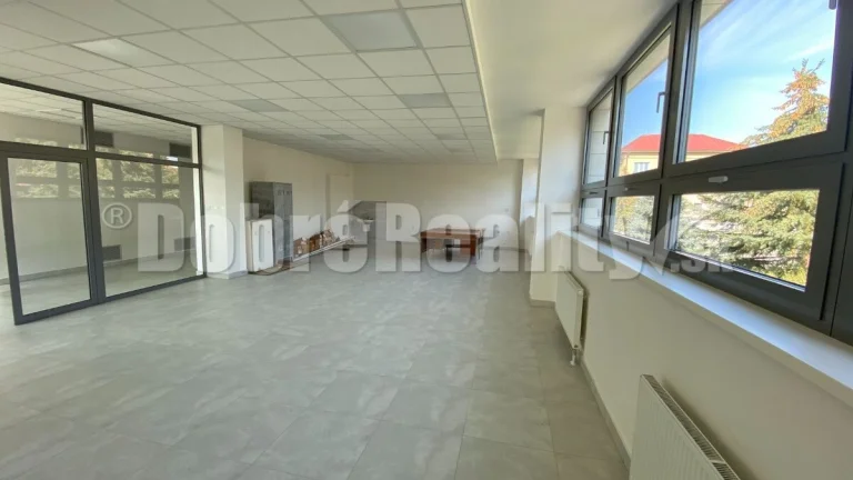 Na prenájom pekný komerčný priestor 72 m2 v krásne zrekonštr