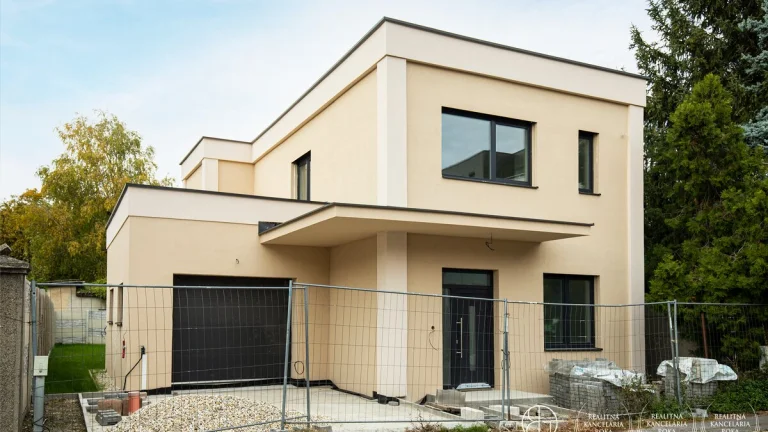 BOSEN | Poschodový 5i RD s garážou v centre mesta