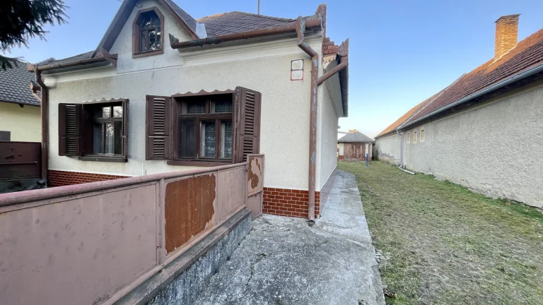TOPOĽNÍKY – 4-IZBOVÝ RODINNÝ DOM NA PREDAJ NA 14 ÁROVOM POZE